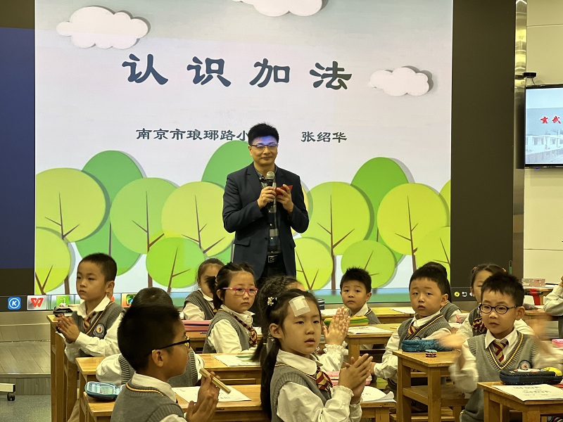 仇學春老師 主持.jpg