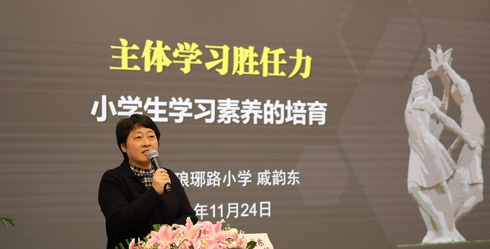 3.  戚校長彙報照(zhào)片.JPG