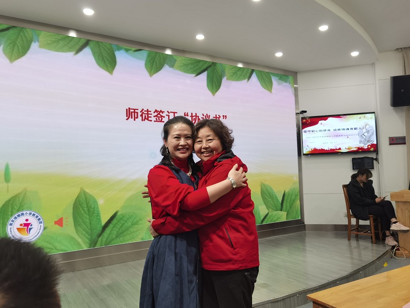 12.謝婷、劉永紅(hóng)擁抱.jpg