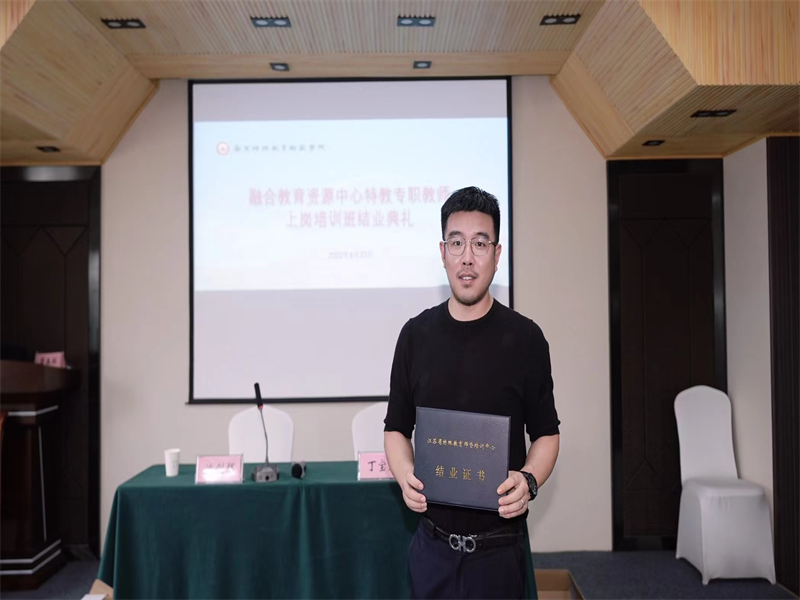 楊浩老師畢業.png