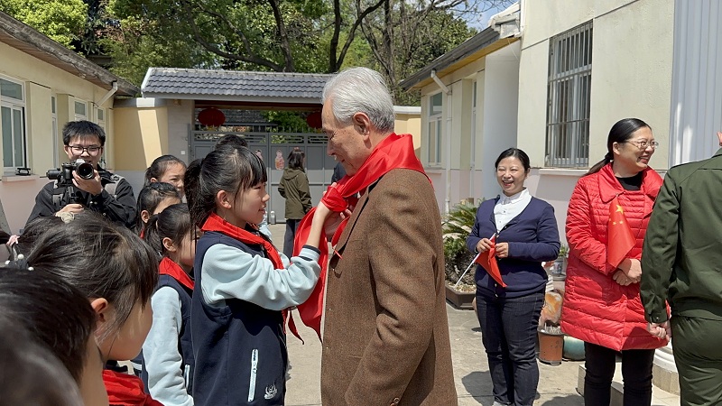 佩戴紅(hóng)領巾.JPG