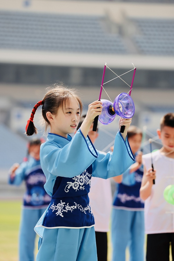 五年(nián)級抖空竹1.jpg
