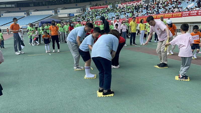 4二（1）班 朱皓楠-踏石過河照(zhào)片.jpg